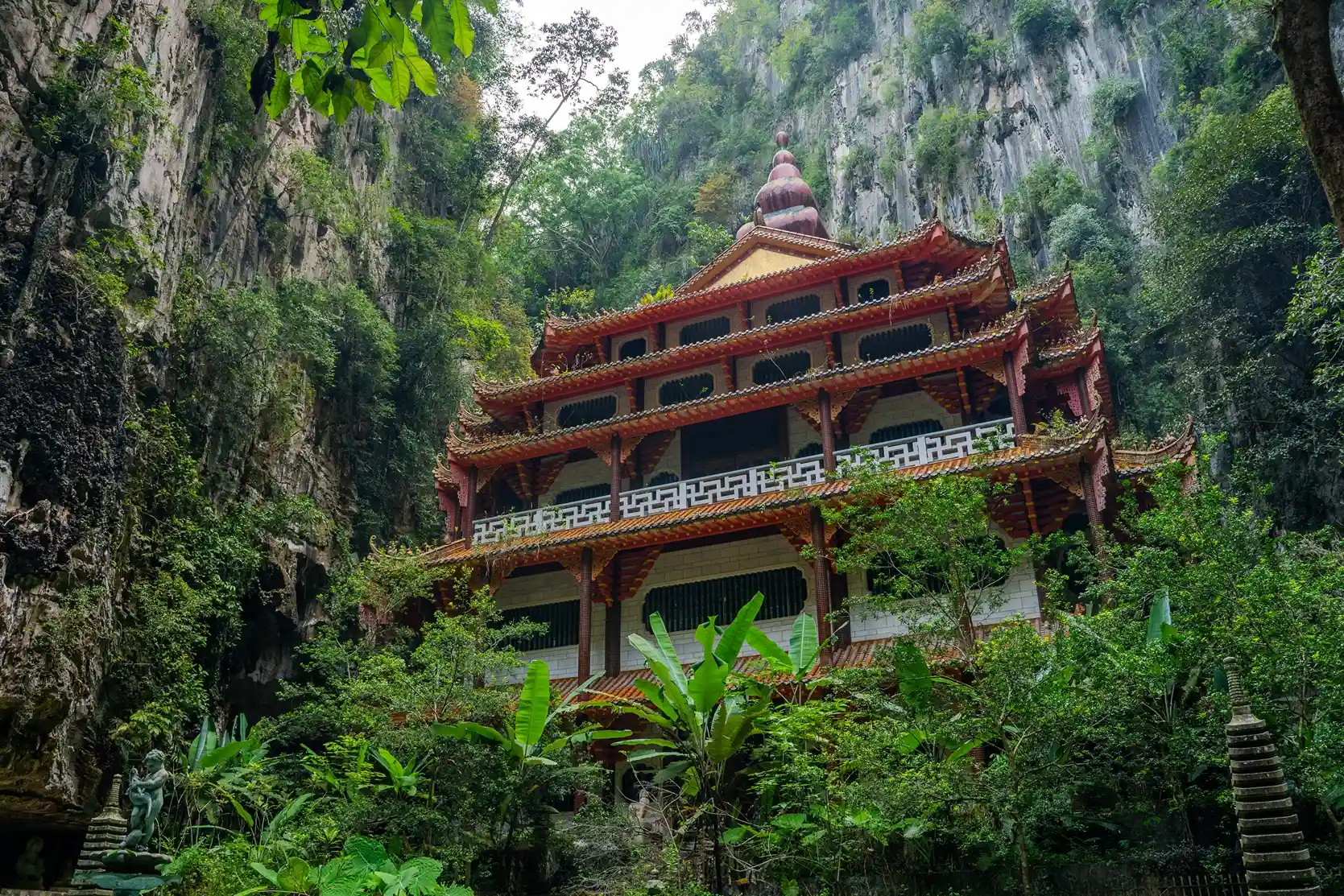 Sam Poh Tong Temple