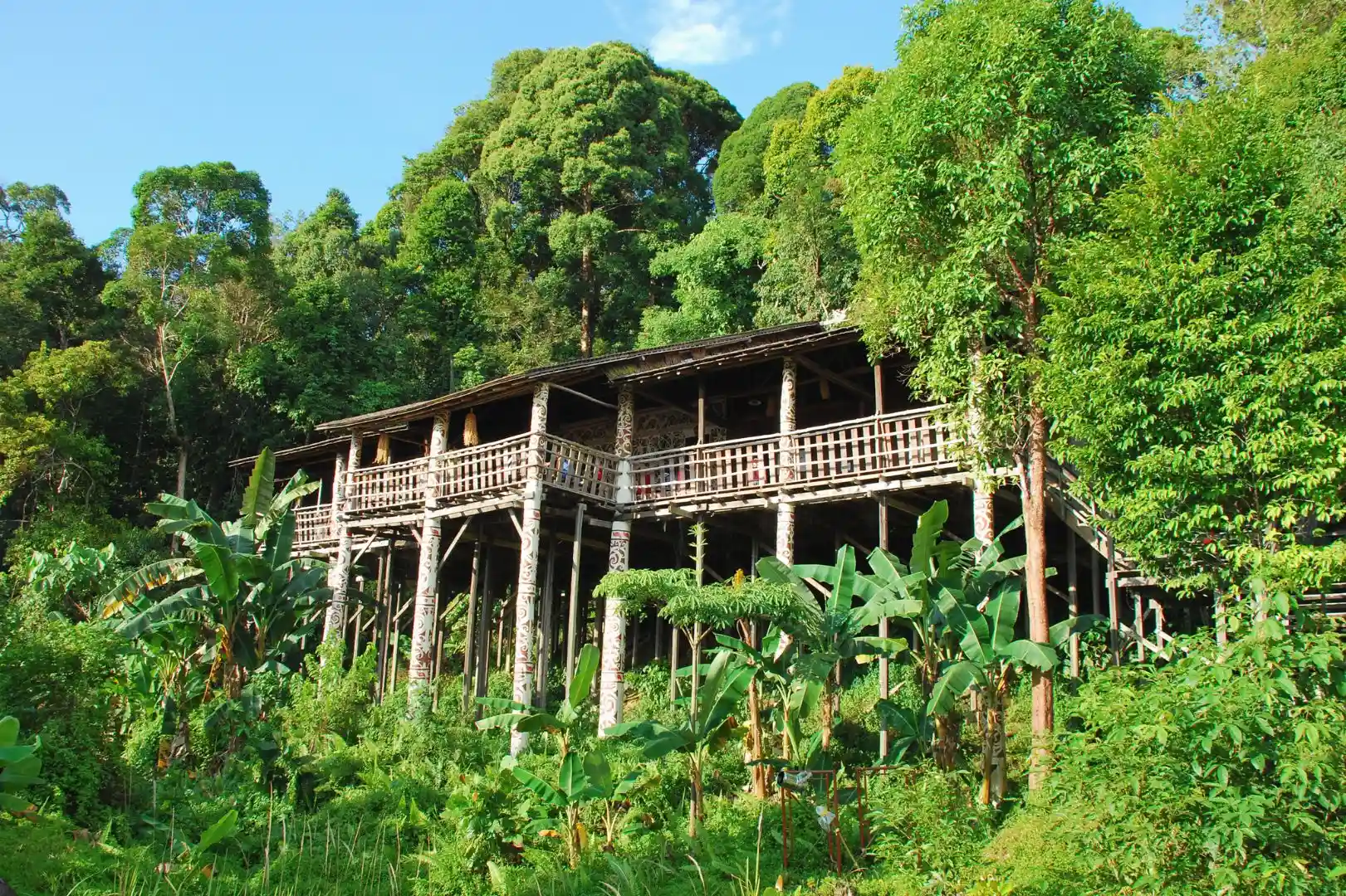 Rumah panjang tradisional di Kampung Budaya Sarawak