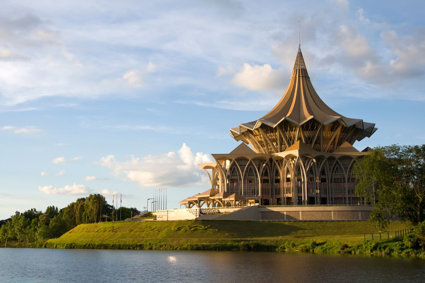 Kuching Uncovered: Where Cats Rule & Rainforests Beckon